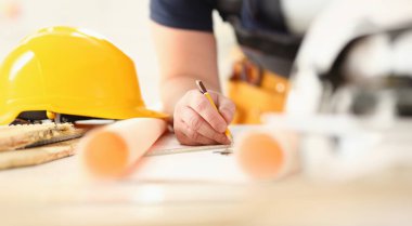 Silah alt yapı planı yapma kağıt closeup ölçekli. El ile iş DIY ilham iyileştirme iş düzeltme Dükkanı grafik sanayi başlangıç işyeri fikir tasarımcı kariyer endüstriyel eğitim