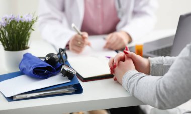 Kadın doktor el Pano ped gümüş kalem dolgu hasta geçmiş listesi tutun. Fiziksel sınav er hastalık önleme koğuş ziyaret onay 911'i yuvarlak reçete ilaç sağlıklı yaşam konsepti