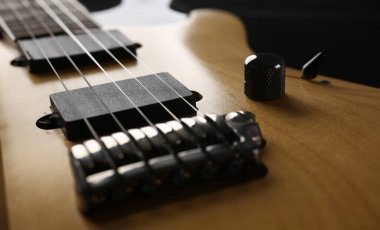 Gül ağacı boyun closeup ile klasik şekli ahşap elektro gitar. Yaylı altı ders müzisyen okul eğitim sanat eğlence elektrik vintage sahne ahşap gitar kavram öğrenme