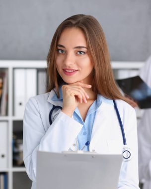 Ofis portre tribünde kadın doktor gülümseyen güzel. Fiziksel ve hasta hastalık önleme ward 911'i sınavda yuvarlak er sağlıklı yaşam hemşire Danışmanı meslek kavramı için ilaç reçete