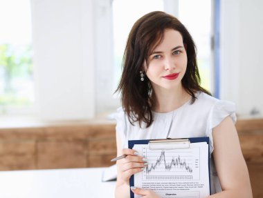 Kamera arka plan grubunda meslektaşları ile işyeri bakışta güzel gülümseyen neşeli kız. Beyaz yakalı işçi çalışma alanı iş teklif modern yaşam tarzı istemci ziyaret meslek tren kavramı