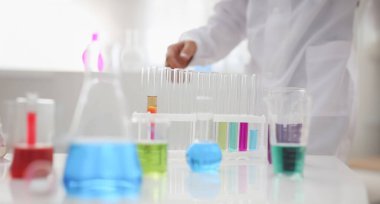 Mavi mor sıvı labaratuar tüplü kimya endüstrisi ampulü sıvı testlerinin yapıldığı masada duruyor. Test geliştirme maddeleri, katkı maddeleri, dengeleyiciler, ev temizliği....