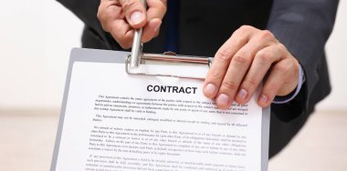 Erkek kol takım teklif Sözleşme formunda Pano Defteri ve gümüş kalem portre imzalamak için. Kar, beyaz yaka motivasyon Birliği karar kurumsal satış sigorta acentası konsepti için bir anlaşma