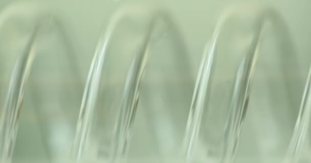 ラボグラスガラスプロバイオティクスとスパイラルのクローズアップビュー 研究コンセプト 生化学 医薬品 — ストック動画