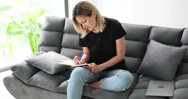 Menina Bonita Jovem Escreve Carta Amor Namorado Diário Enquanto Sentado — Vídeo de Stock