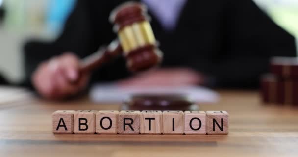 Słowo Aborcja Sędzia Młotkiem Sali Sądowej Zakaz Aborcji Przerwania Ciąży — Wideo stockowe
