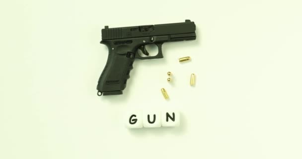 Pistole Municí Bílém Pozadí Koncept Povolení Střelných Zbraní — Stock video