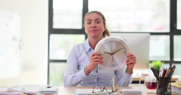 Портрет Ответственной Женщины Часами Офисе Контроль Рабочего Времени Управление Временем — стоковое видео