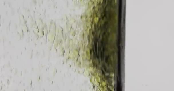 Gula Droppar Olja Snurrar Ovanför Vätskan Vatten Makro Närbild Oljedroppar — Stockvideo