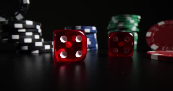 Τυχερά Παιχνίδια Κόκκινα Ζάρια Και Κέρματα Χρημάτων Καζίνο Τυχερά Παιχνίδια — Αρχείο Βίντεο