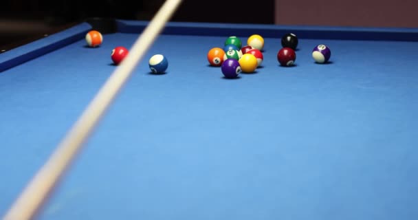 多色のポケットのビリヤードボールの三角形と 青いテーブルにキューボールと散乱を打つ ビリヤードゲーム — ストック動画