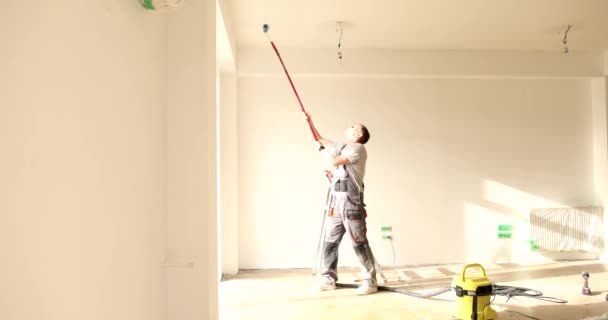 自己动手装修房子 用滚筒把天花板涂成白色 房间翻新和油漆 — 图库视频影像
