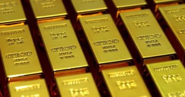 Kasadaki altın külçelerini taşıyorum. Altın külçesi para başarı yatırım ve lüks