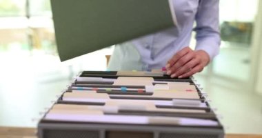 Vergi denetleme raporu dosyası ve ofisteki iş kadını hakkındaki belgeler. Mali yığın dizininin düzenlenmesi ve muhasebe bütçesinin depolanması üzerinde çalışan sekreter