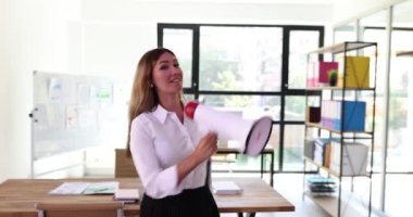 Mutlu, heyecanlı genç iş kadını konuşuyor, megafon çalıyor ve bağırıyor. Kendine güvenen iş kadını reklamcılığı