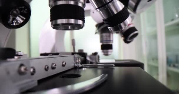 テクノロジー展示会でレンズを並べたプロの顕微鏡 研究機器と科学 — ストック動画