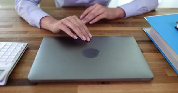 Serbest Çalışan Sekreter Yönetici Yerinde Dizüstü Bilgisayar Açar Çalışma Saatlerinin — Stok video