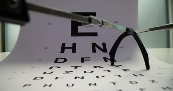 Тест Пробну Рамку Діаграму Очей Білому Столі Офтальмологічне Обладнання — стокове відео