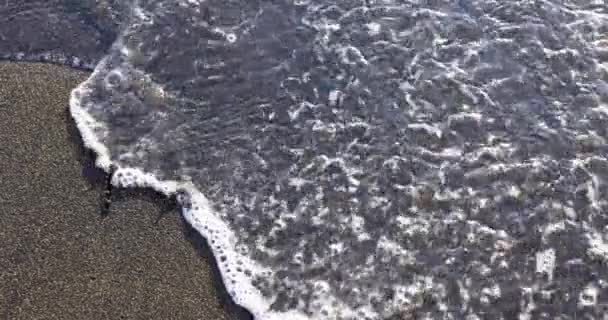 파도에 해변에 작성된 메시지 — 비디오