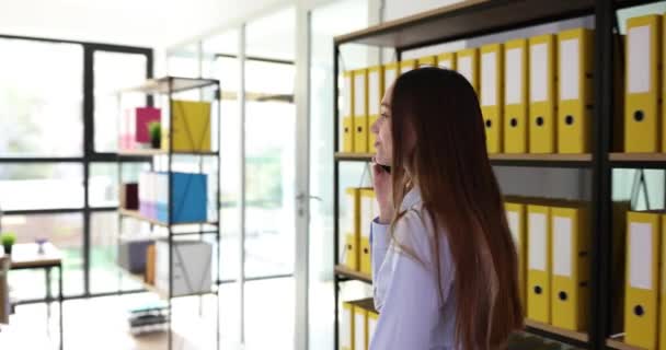 Šťastná Manažerka Studentka Mluví Mobilu Úspěšná Obchodní Žena Chodí Kanceláři — Stock video