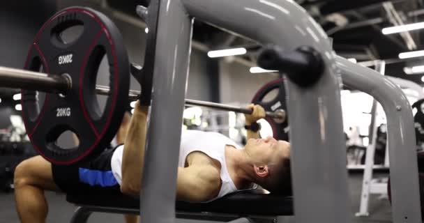 Мужчина Поднимает Тяжести Спортзале Тренируется Спортивное Здоровье Фитнес — стоковое видео