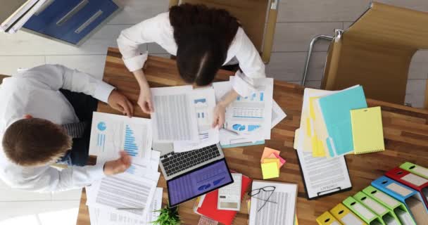 Ofisteki Seo Patronu Mali Durum Raporu Için Meslektaşını Azarlıyor Olumsuz — Stok video