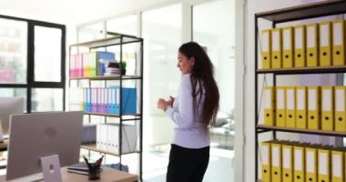 Yaratıcı kadın ofise gelir, ofisindeki bilgisayar monitörüne bakar ve kahve ya da çay içer. İş kadını bilgisayardaki iş bilgilerine göz atıyor