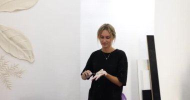 Duvara sıva ve levrek dökme işlemi. Usta kadın duvarla alçıyı karıştırıyor.