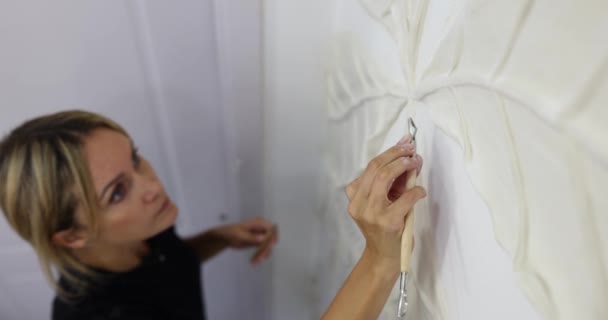 Processo Esculpir Estuque Baixo Relevo Parede Mestre Mulher Pintura Folhas — Vídeo de Stock