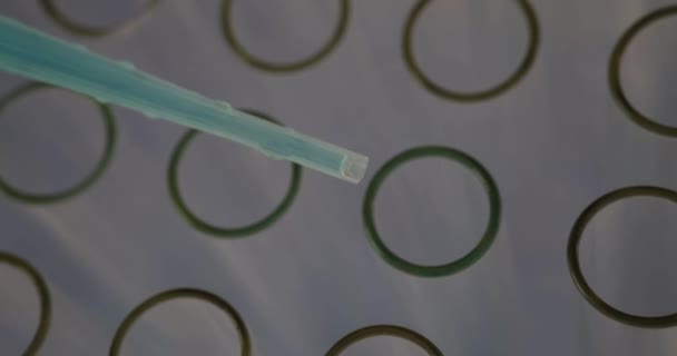 青い液体およびパイプが付いているテスト管 有毒液の実験コンセプトと研究 — ストック動画