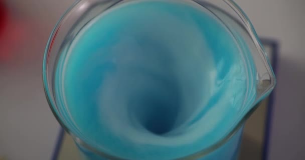 Blauwe Vloeibare Stof Chemisch Laboratorium Draait Glas Giftig Oplosmiddel Test — Stockvideo