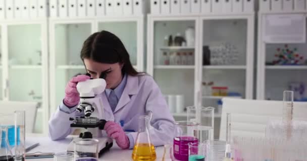 Учёный Студент Думает Фокусируясь Сомнениях Изучает Микроскоп Проблема Медицинских Химических — стоковое видео