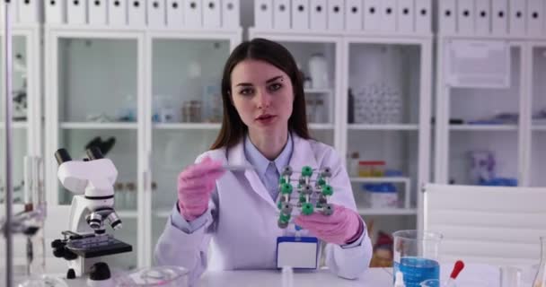 Kobieta Naukowiec Lub Student Trzymający Model Struktury Molekularnej Laboratorium Koncepcja — Wideo stockowe
