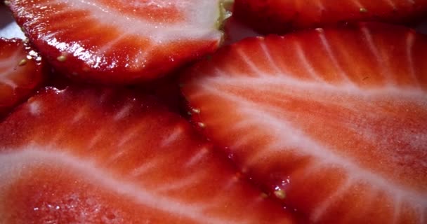 Saftige Frische Erdbeeren Mit Hälften Sommer Leckeres Dessert — Stockvideo
