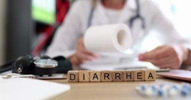 Ahşap küplerde ishal, yüzeysel odaklanma, yakın plan. Tıbbi bakım ve bağırsak virüsünü hesaba katın.