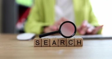 Tahta küplerle ilgili yazıtları araştır, yakın plan, yüzeysel odaklanma. İnternetteki Bilgi Analizi kavramı