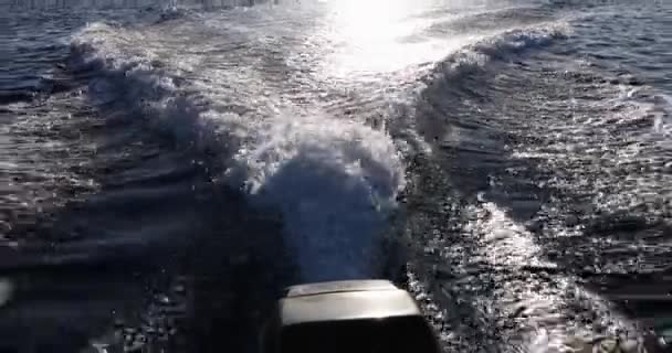 从大海中看到的正在移动的船的引擎 水面上的新浪和波纹 — 图库视频影像