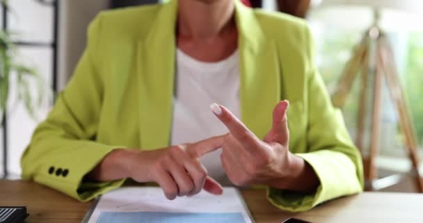 Ofisteki Bir Kadın Parmaklarına Güveniyor Yakın Plan Yerindeki Konsept Tartışma — Stok video