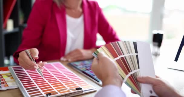 Una Mujer Diseño Elige Color Paleta Por Cliente Primer Plano — Vídeo de stock