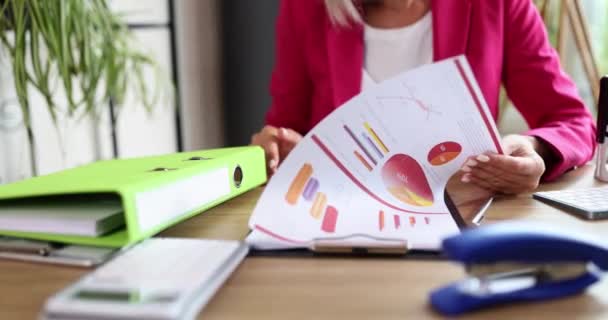 Seorang Wanita Kantor Meja Menempatkan Segel Dalam Diagram Close Konsep — Stok Video