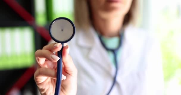 Kvinna Läkare Med Ett Stetoskop Händerna Närbild Samråd Med Lungläkare — Stockvideo