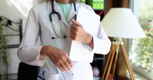 Kadın Elinde Dosya Olan Bir Doktordur Yakın Plan Çekimdir Hastane — Stok video
