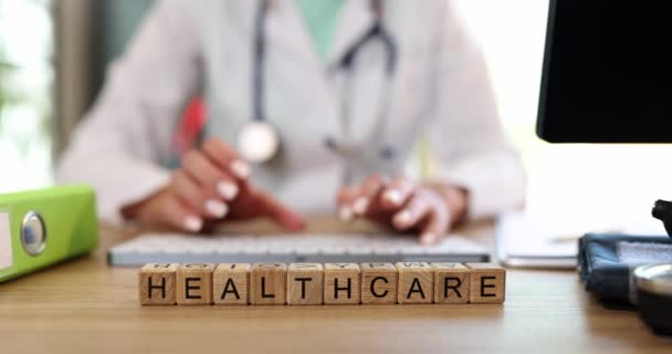 Egészségügyi Ellátás Kockákra Van Írva Sekély Fókuszban Orvos Munkahelyére Betegségek — Stock videók