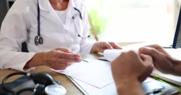 Les Médecins Table Parlent Analyse Patient Gros Plan Diagnostic Maladie — Video