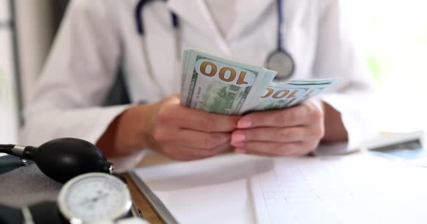Lekarz Liczy Pieniądze Przy Stole Zbliżenie Koncepcja Drogiego Leczenia Korupcja — Wideo stockowe