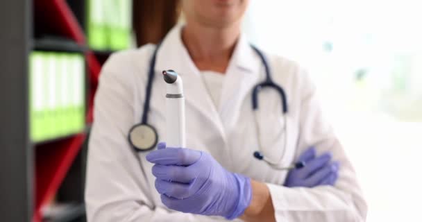 Δερματολόγος Γιατρός Μια Συσκευή Στα Χέρια Του Κοντινό Πλάνο Έννοια — Αρχείο Βίντεο
