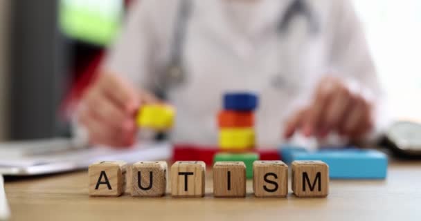 自閉症は 木製のキューブ クローズアップに書かれています 神経科医の診察 神経系疾患の予防 — ストック動画