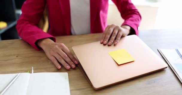 Kvinna Kontoret Öppnar Laptop Ett Bord Närbild Slowmotion Arbetsplatsen Affärskvinna — Stockvideo