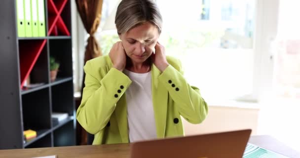 办公室里的一个年轻女人正在按摩她的脖子 工作中的颈部疼痛 职业病 — 图库视频影像