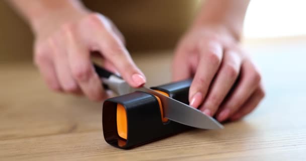 Kobiece Dłonie Stole Wyostrzają Nóż Temperówką Zbliżeniem Kuchnia Ręczne Urządzenie — Wideo stockowe